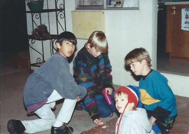 "Igranje je nekad ovako izgledalo. Vani, zajedno, dok smo morali biti maštoviti i igrati se s ono malo igračaka koje smo imali"