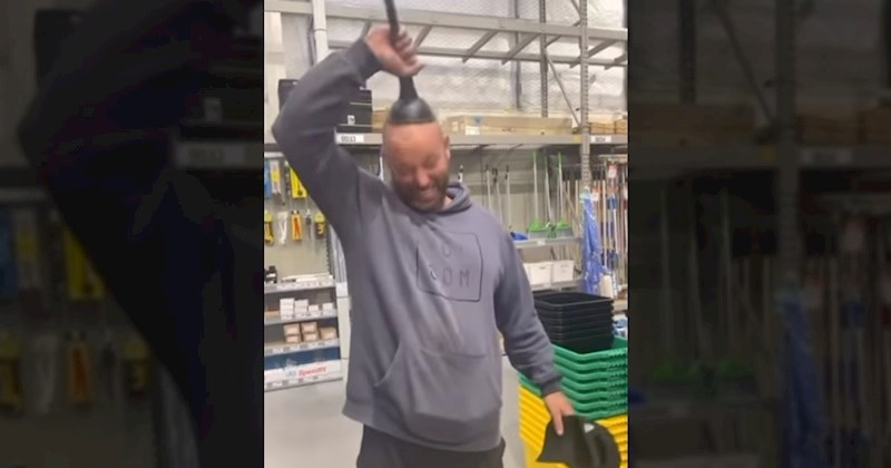 Tipu je na glavi zapela guma za odčepljivanje odvoda, nasmijat ćete se kad vidite kraj videa