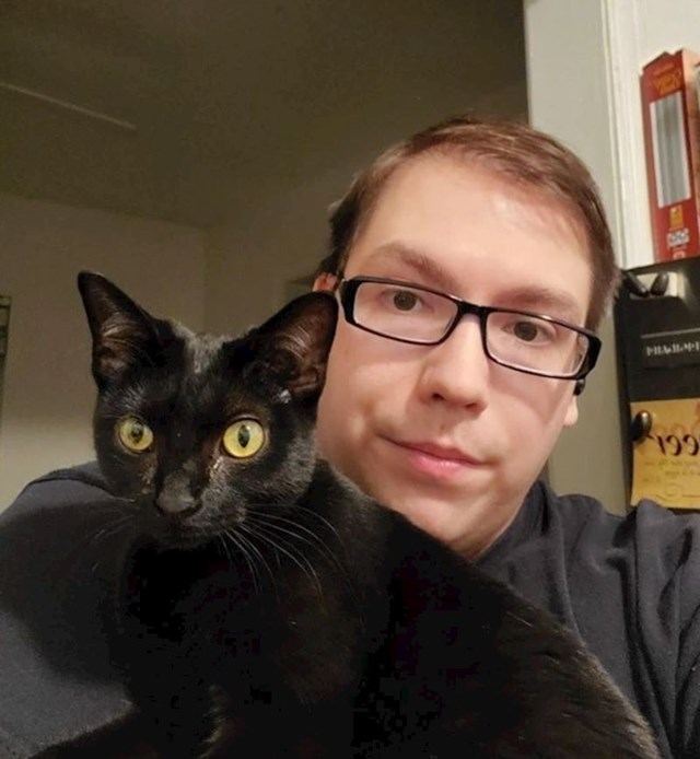 6. "Moram priznati da jako volim svoju mačku. Svaki put kad dođem s posla me čeka ispred vrata pa se onda malo mazimo i sjedi mi u krilu kako bi nadoknadila što sam joj nedostajao"