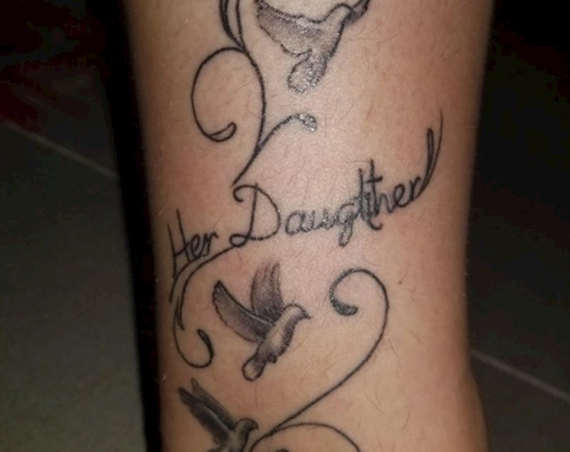 3. Vjerojatno je tattoo "majstor" skužio da je pogriješio i pokušao ispraviti grešku. Nije uspio u tome.