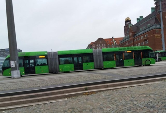 Prizor je snimljen u Malmu, a prikazuje autobus koji se poput tramvaja kreće naprijed-nazad