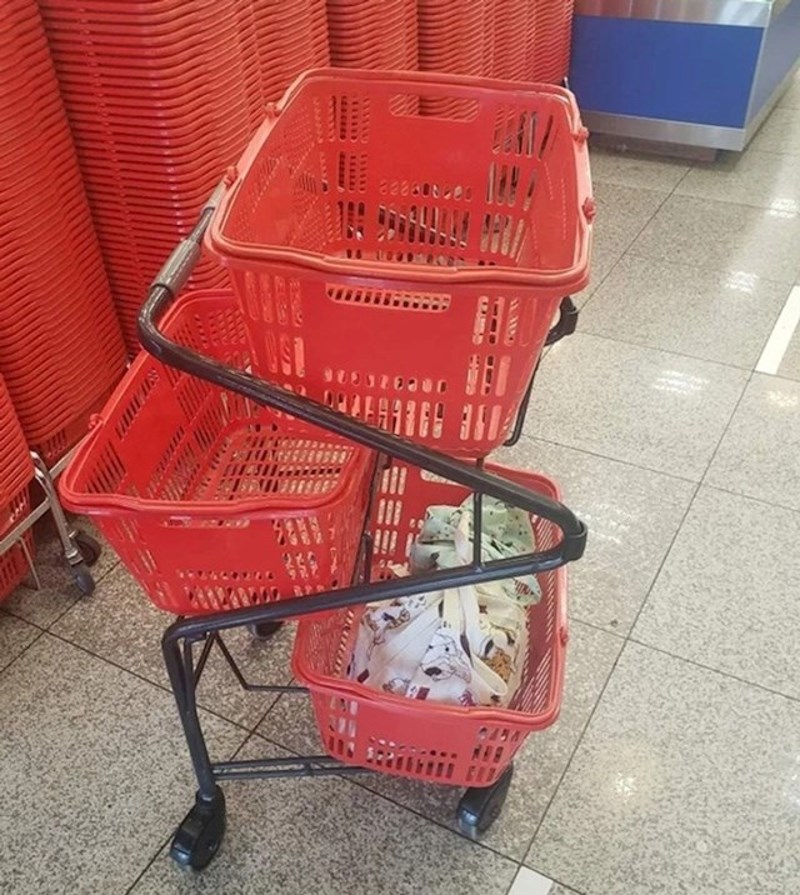 U nekim trgovinama u Japanu su kolica dizajnira za okomito slaganje proizvoda