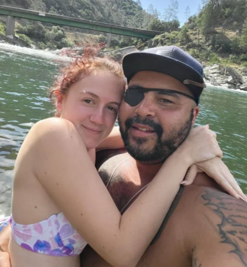 1. Ovaj par često dobiva čudne poglede drugih jer cura izgleda poprilično mlado. No, zapravo ima 25 godina, a njezin partner 32 godine.