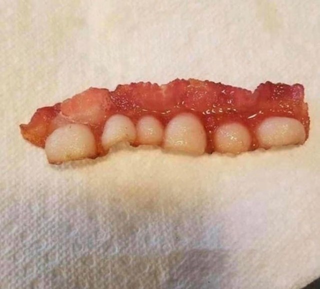 Komadić slanine koji izgleda kao zubi