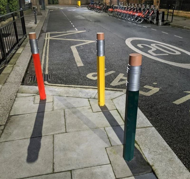 9. Stupovi u obliku olovaka ispred osnovne škole