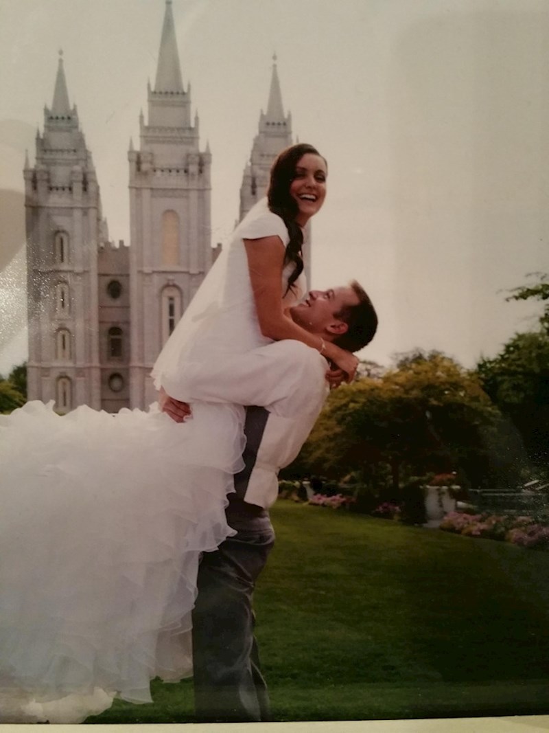 1. "Šogorica mi ne vjeruje, ali sam joj pokušala objasniti da na ovoj slici izgleda kao da joj se noge nalaze oko ramena mog brata"