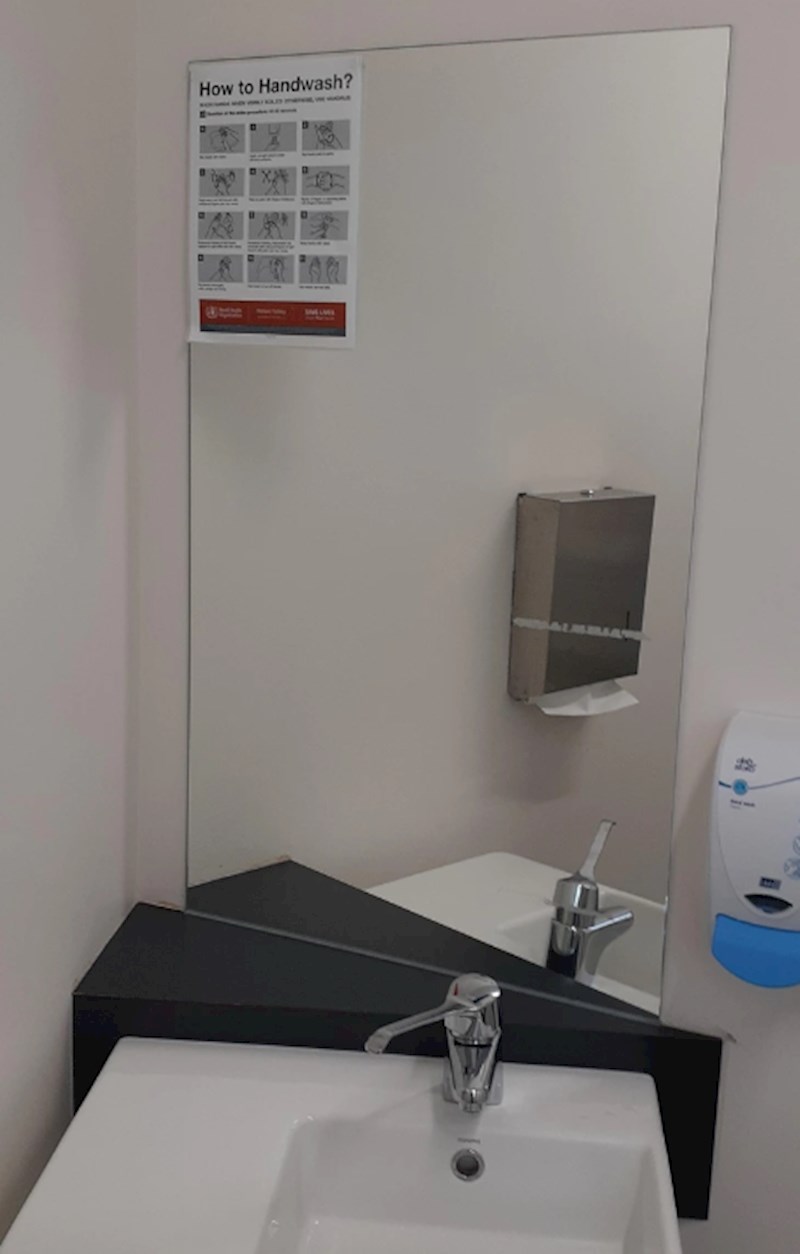 7. Ovo zaokrenuto ogledalo koje nema nikakvu svrhu