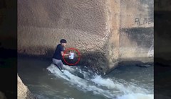 Tip je pokazao totalno neobičan, ali učinkovit način na koji lovi ribu. Morate vidjeti!