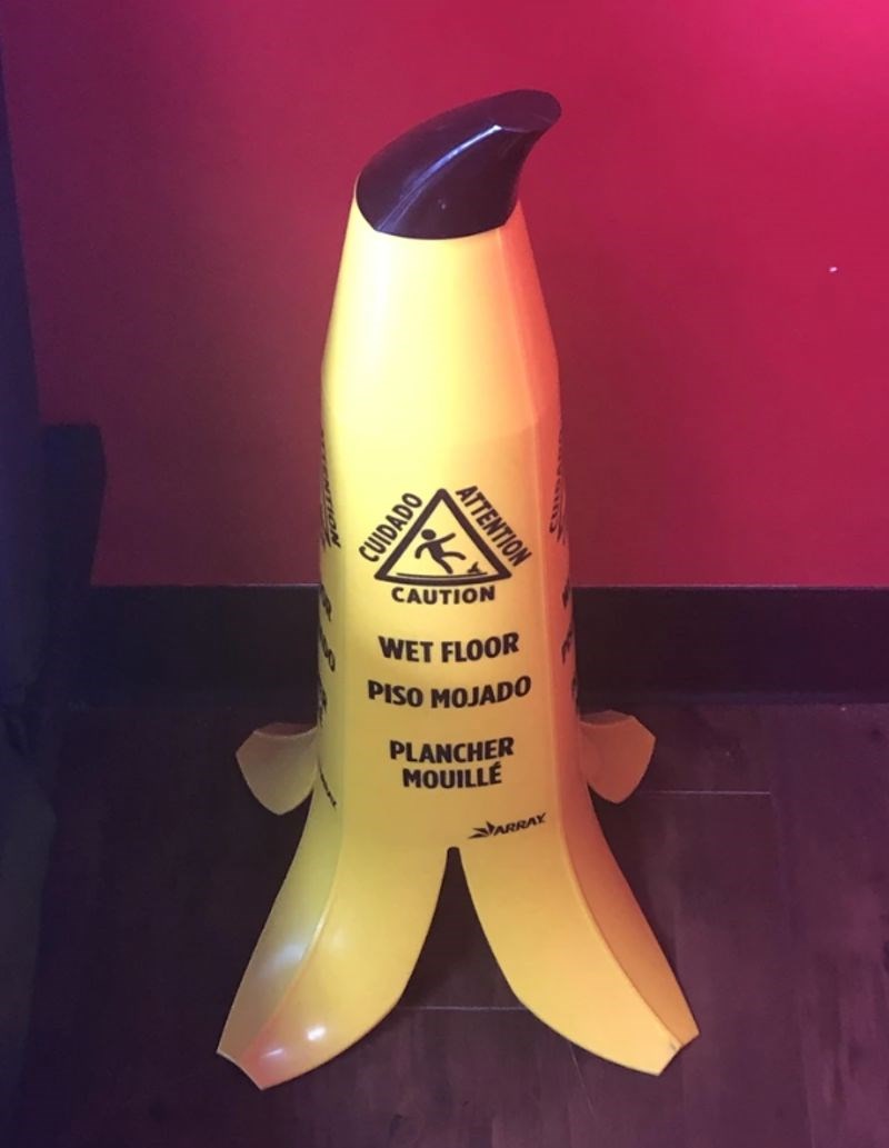 "U našoj zgradi na poslu imamo novi znak za mokre podove, odličan je!"