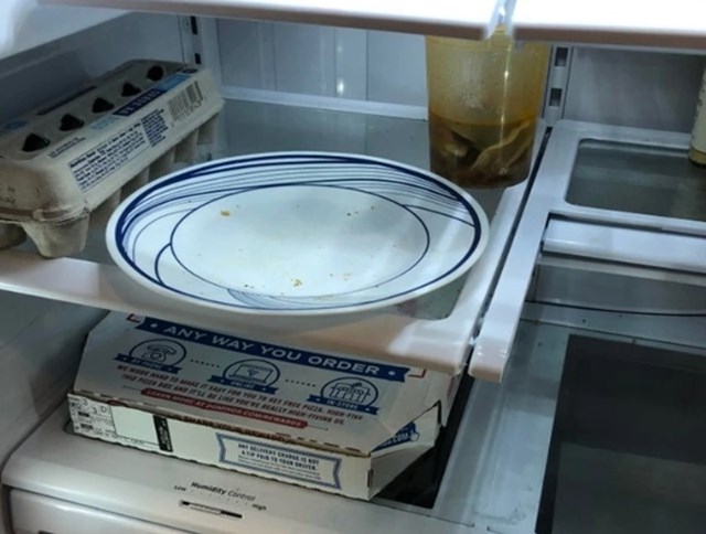 13. "Ne znam tko, ali netko u mojoj obitelji uvijek ostavlja prazan tanjur u hladnjaku."