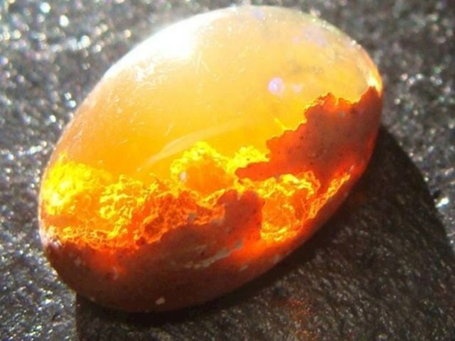 Opalni kamen koji izgleda kao zapaljeno jaje...