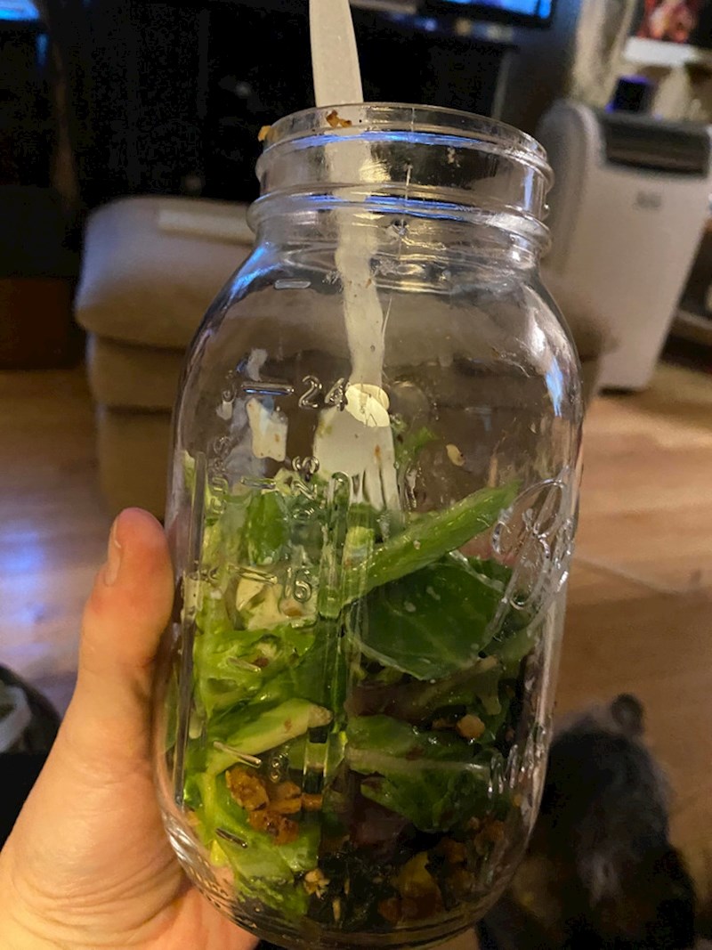 1. "Ne da mi se prati suđe pa jedem iz staklenke, ionako ću je kasnije baciti"