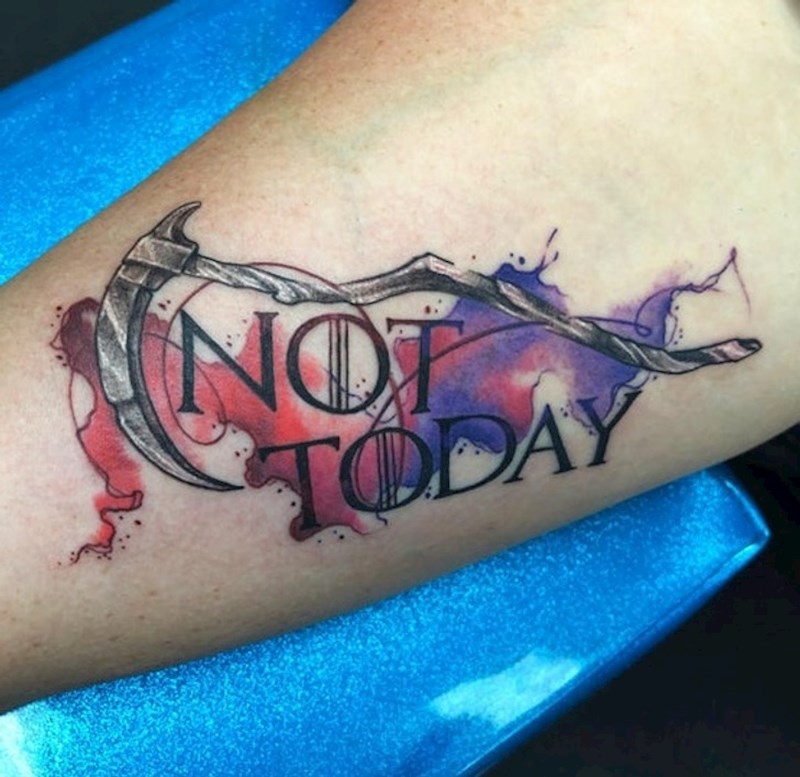 "Prije nekoliko godina sam imala tešku prometnu nesreću koja je ostavila dugačak ožiljak. Odlučila sam ga prikriti tetovažom i citatom iz omiljene serije kako bih samoj sebi pokazala koliko sam jaka"