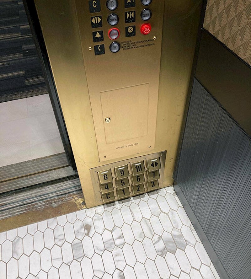 Dizalo na kojem se gumbi pritišću stopalom.