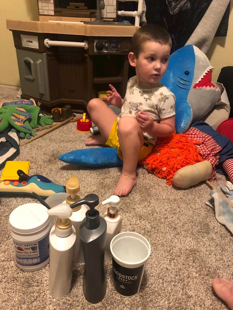 12. "Odlučio je napravio svoj čarobni napitak. Ne znam kakav će to napitak ispasti od svih ovih krema, sapuna i plišanih igračaka, ali ne želim ometati kreativni proces"