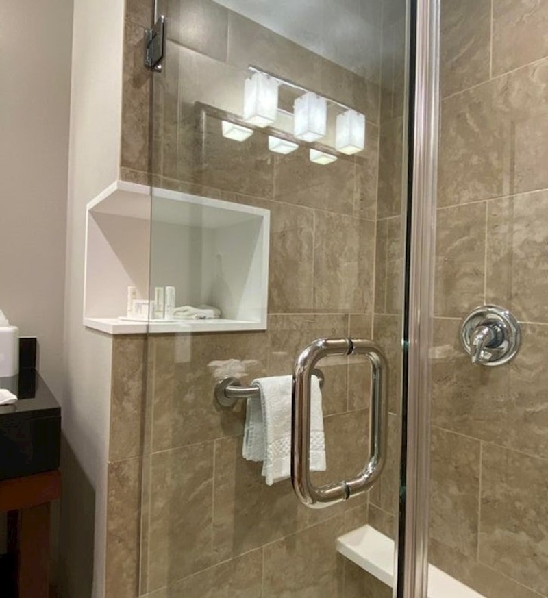 7. Prostor za odlaganje šampona i potrepština bez da morate ući u tuš kabinu