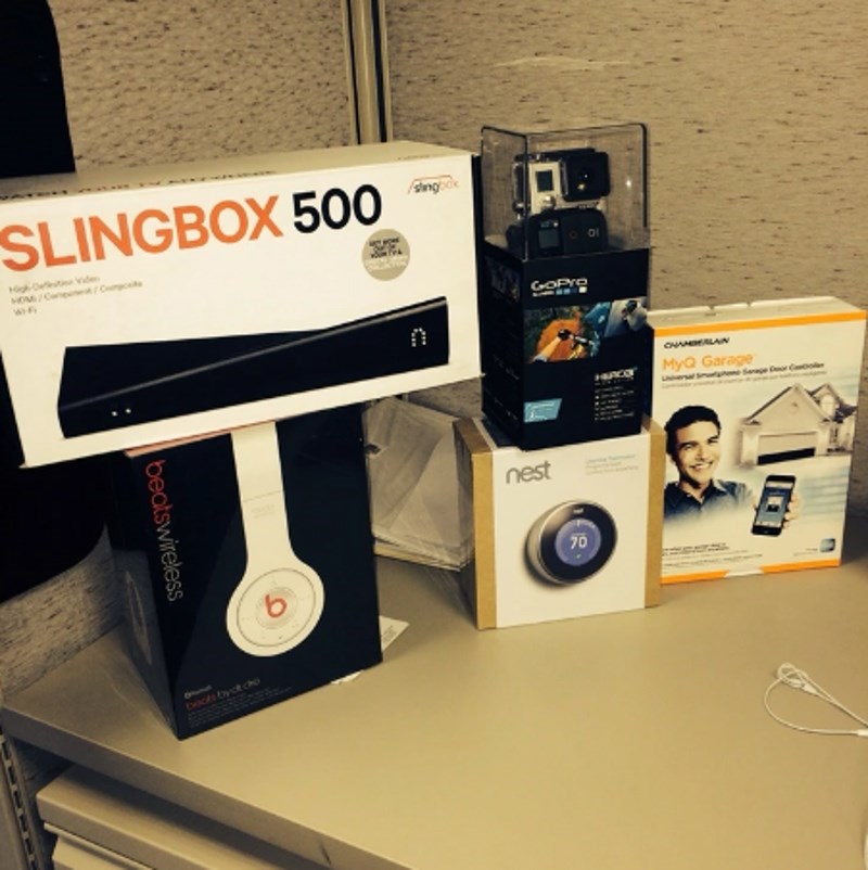 Jedan poslodavac je na kraju radnog tjedna htio nagraditi sve zaposlenike poklonima, ali su gotovo svi otišli ranije kući. Osim ovog jednog sretnika koji je dobio sve ove poklone.