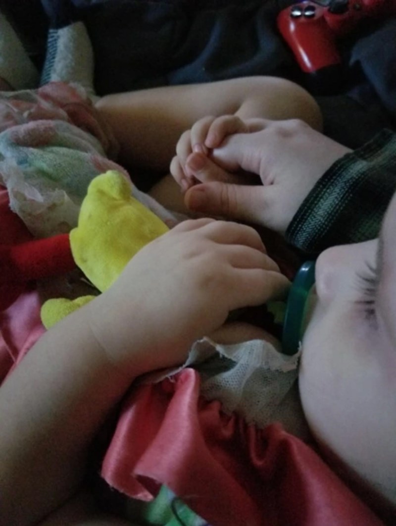 9. "Ovo je bio trenutak kad me moja autistična kći prvi put primila za ruku."