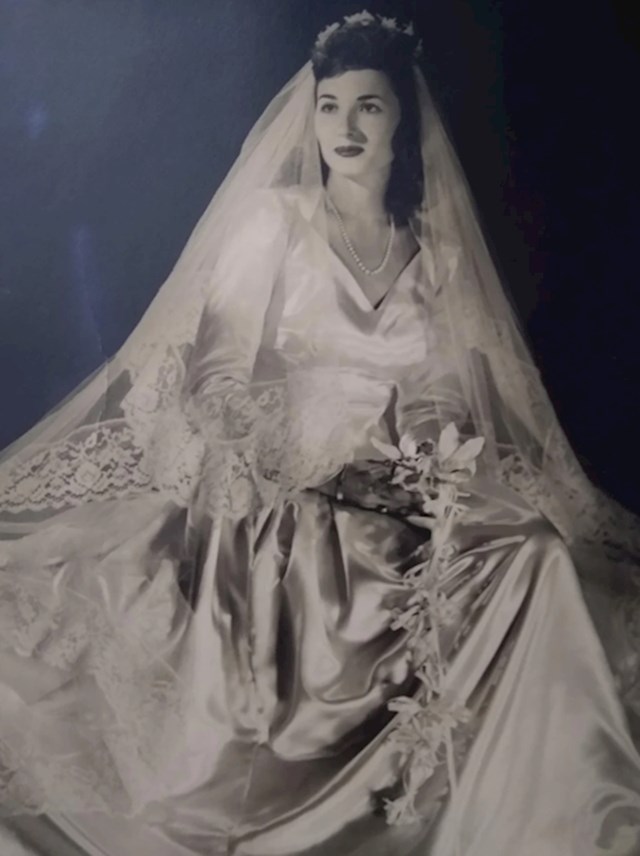 "Moja baka Hazel u svojoj svilenoj vjenčanici 1942. godine"