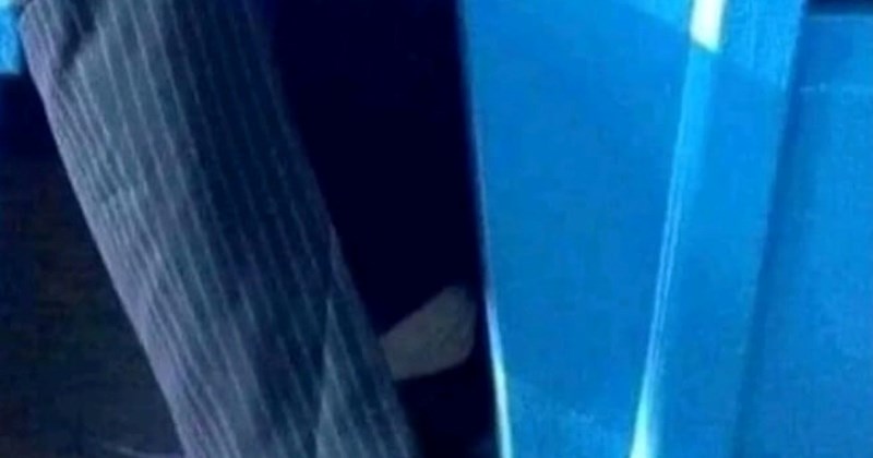 Fotka odjevne kombinacije jednog čovjeka hit je na Fejsu, a sve zbog onoga što se krije ispod hlača