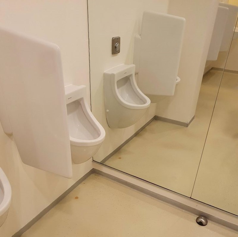 12. "U muški wc su stavili ogledalo, kao da se trebam gledati..."