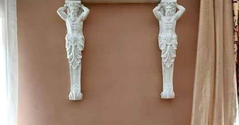 Bizarna dekoracija na zidu nasmijala je tisuće na Fejsu, morate vidjeti što ovi kipovi "drže"