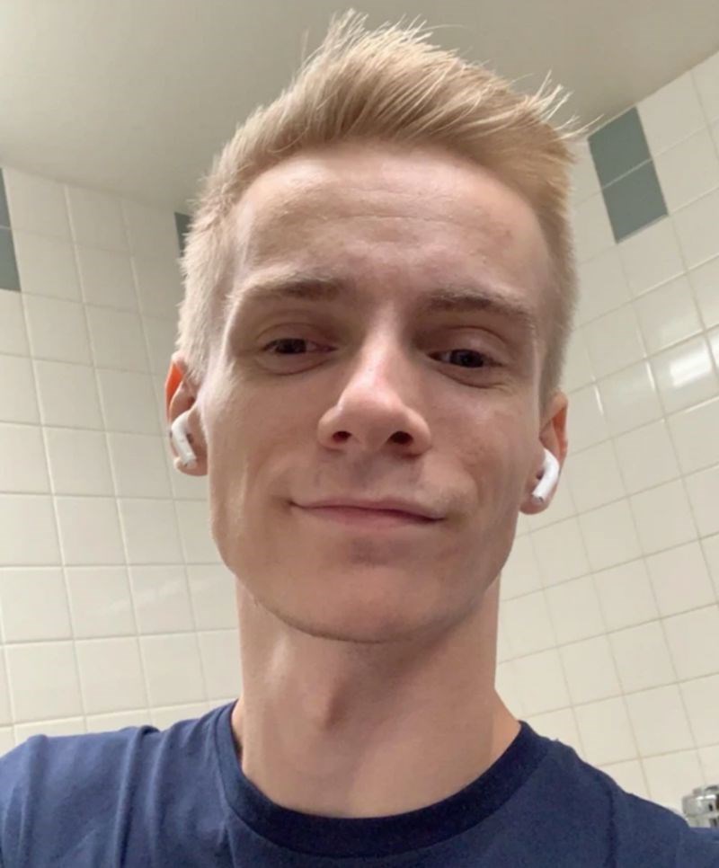 12. "Imam 23 godine i ljudi me često traže da im pokažem osobnu jer mi ne vjeruju."