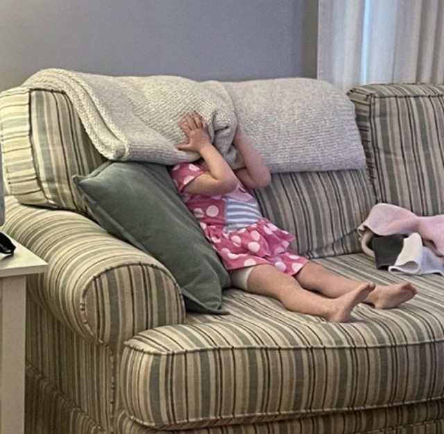 10. Izgleda kao da joj je dosta života, ali zapravo se samo "sakrila" dok je s mamom igrala igru skrivača. Nije se baš najbolje sakrila...