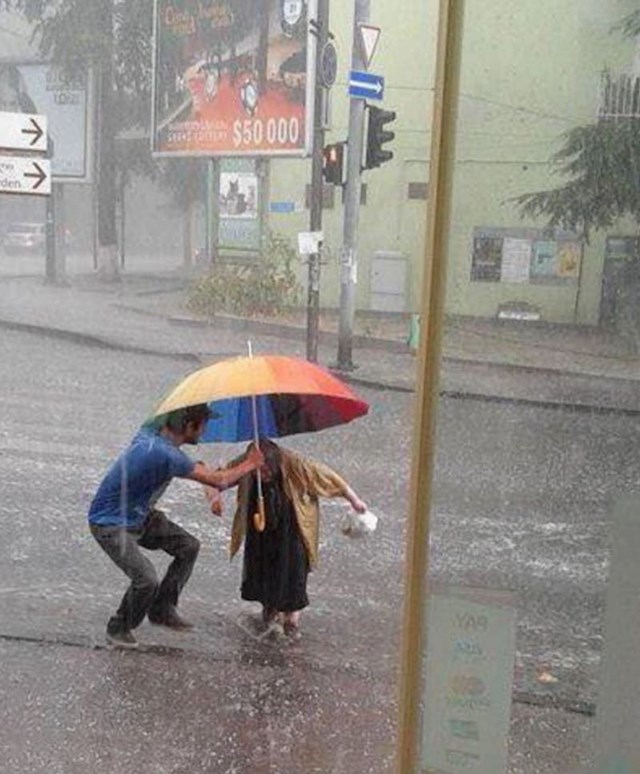 "Dotrčao je do starice i držao kišobran kako ne bi morala žuriti preko ceste i kako bi bila manje mokra od kiše"
