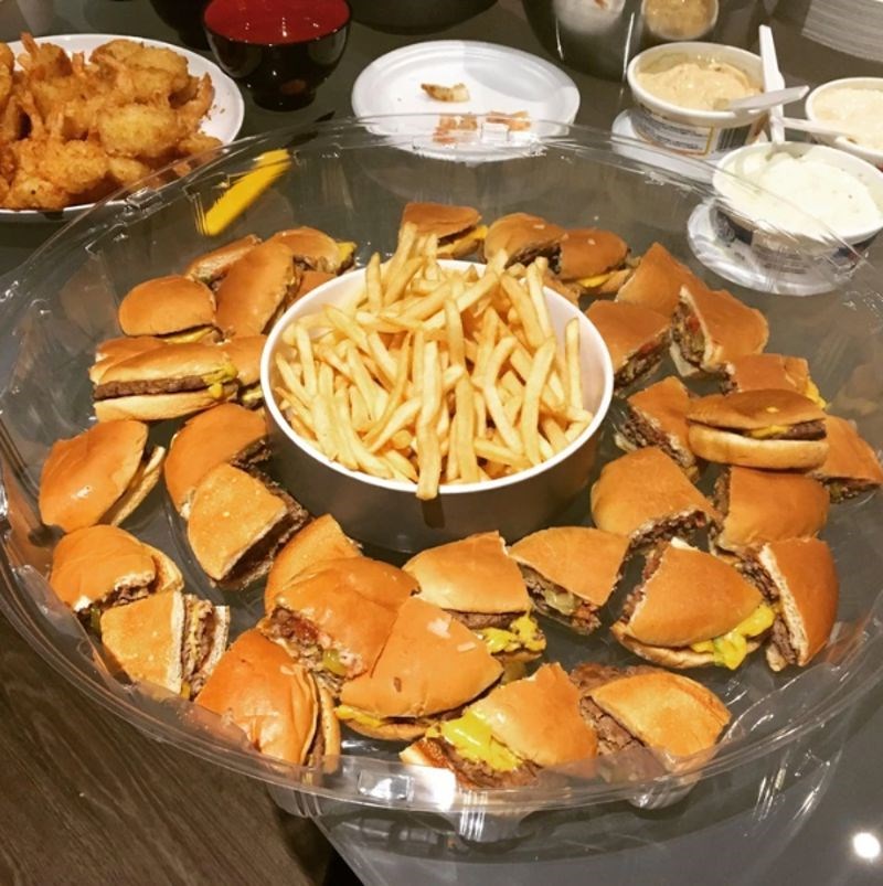 6. "Dečko je bio zadužen za hranu za druženje tijekom vikenda. Mislila sam da će nešto pripremiti, ali je on samo naručio dostavu i sve hamburgere odrezao na pola da ima više, iako ima jednako porcija..."