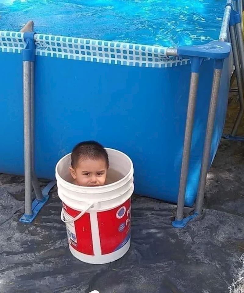 12. "Od cijelog bazena on se odlučio okupati u kanti..."