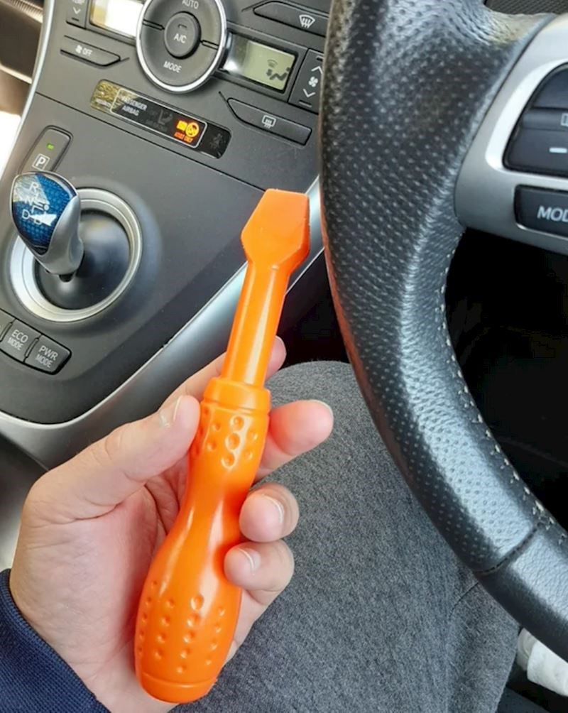 15. "Rekao sam sinu da idem popraviti auto pa mi je posudio svoj alat"