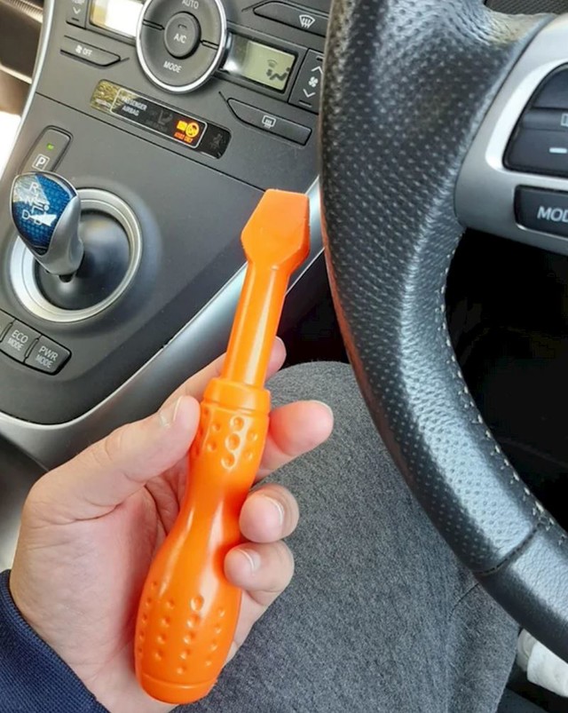 15. "Rekao sam sinu da idem popraviti auto pa mi je posudio svoj alat"