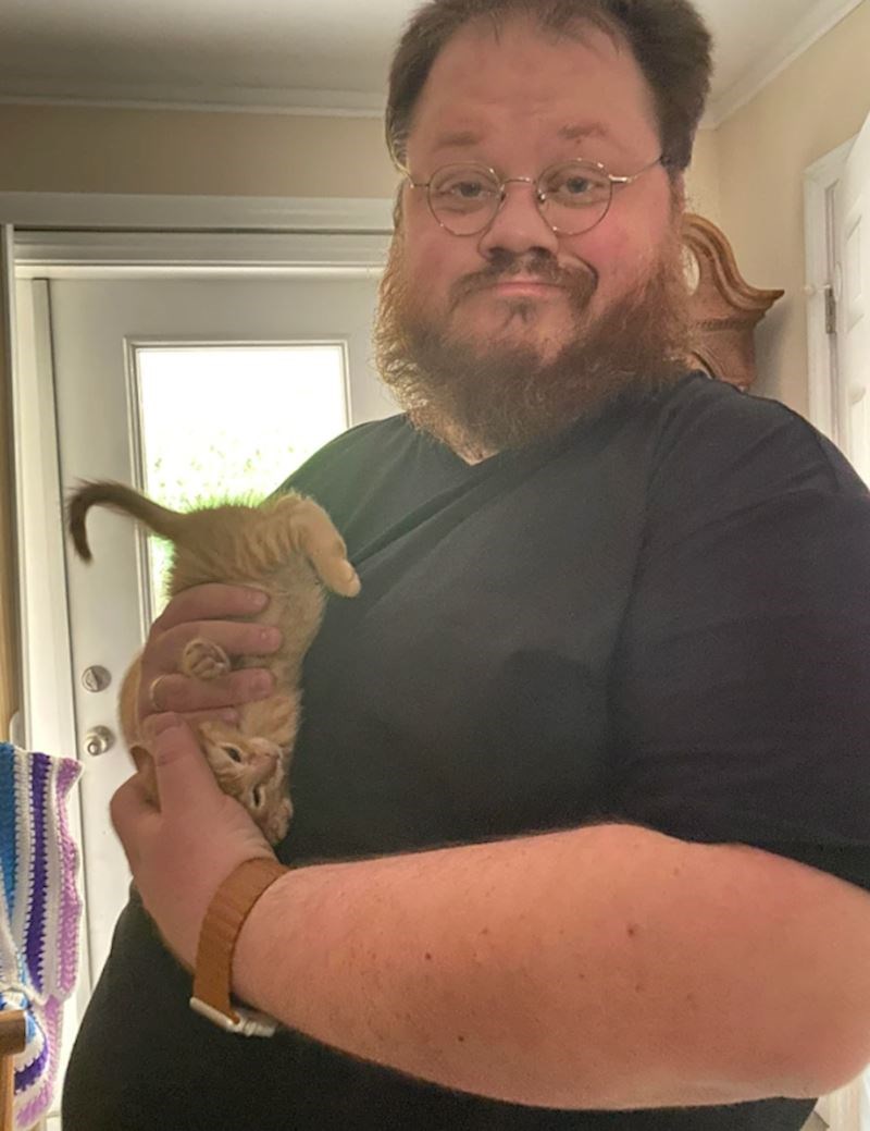 "Mačak samo ne plače kad ga ovako držimo"