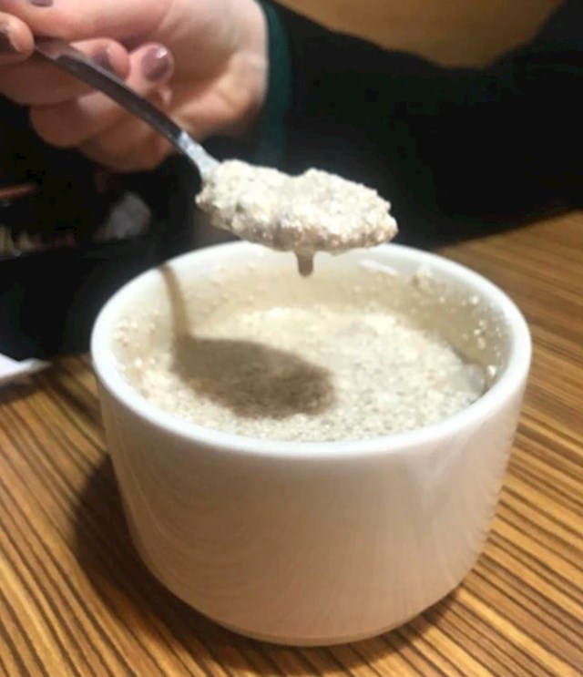 "Naručili smo ledenu kavu i onda nam je konobarica donijela običnu kavu i unutra stavila puno leda. Sad piće izgleda kao kaša"