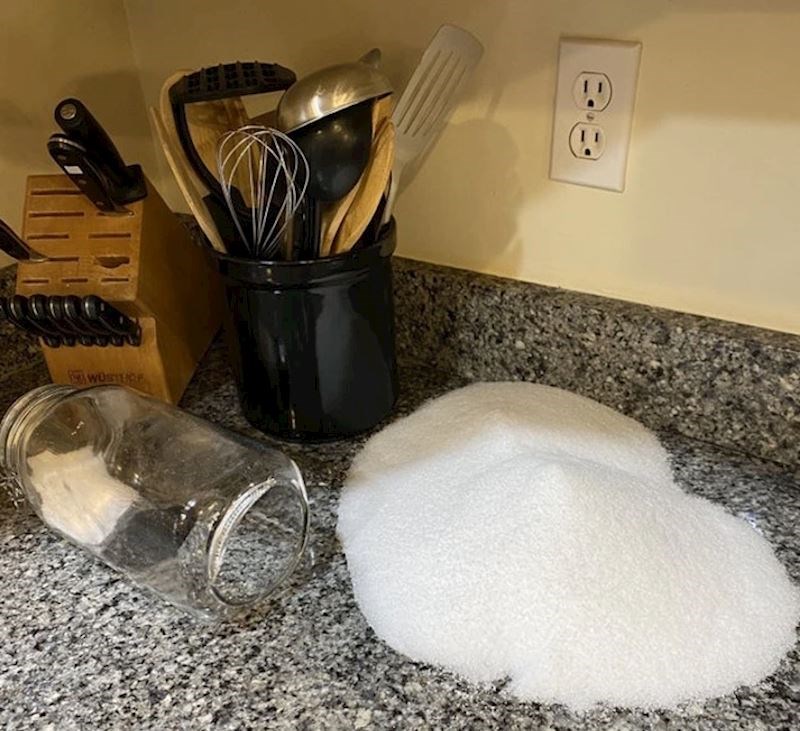 7. "A samo sam podigla posudu..."