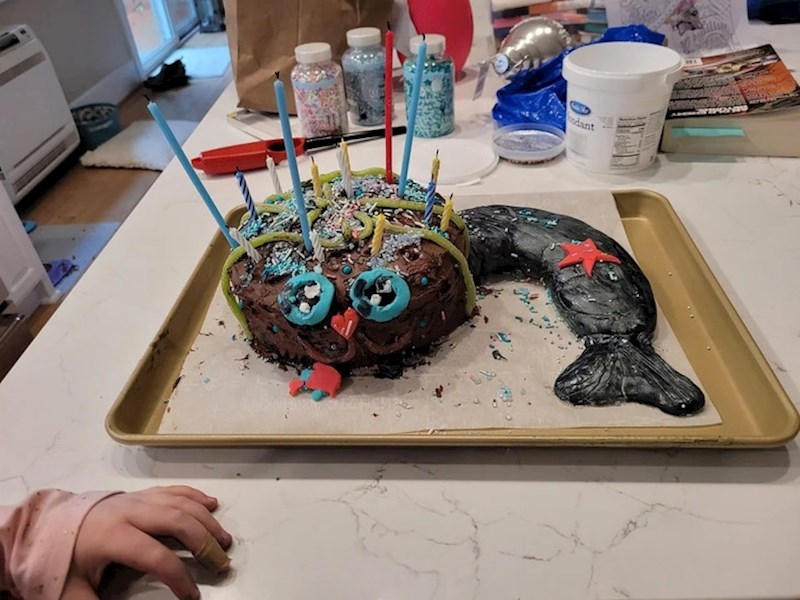 1. "Najbolji poklon za rođendan je bila ova tortu koju mi je napravila kćer. Izgleda grozno, ali to nije uopće bitno jer me jako razveselila"