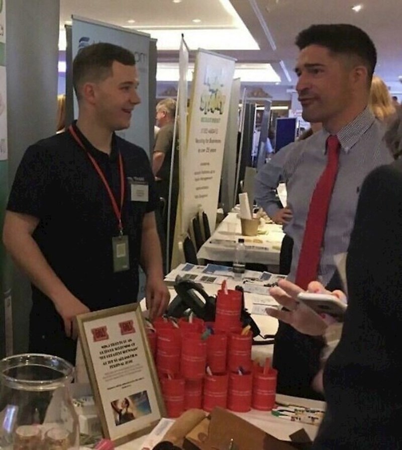 11. Čini se da u teretani nije vježbao ruke... 😆