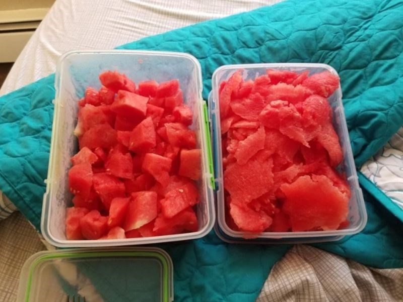 3. "Zamolila sam ga da do kraja određe lubenicu na sitne komade, ali ovo kao da je naribano. Lijevo je lubenica koju sam ja rezala, a desno ona koju ju on..."