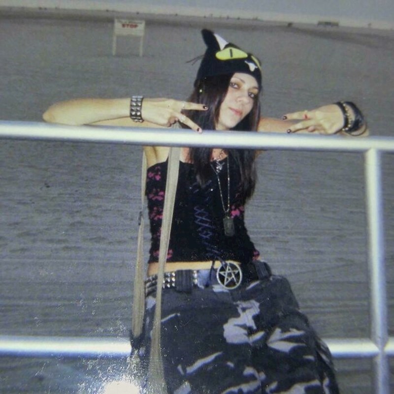 5. "Ovo sam ja nekad oko 2005. godine kad sam mislila da izgledam baš opako u ovakvoj kombinaciji"