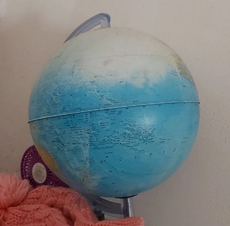 4. "Moja mama je čistila globus u mojoj sobi i onda ga u procesu pola izbrisala."