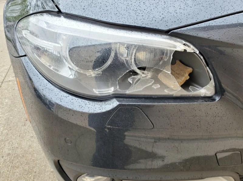 1. "Četiri godine sam štedio za novi auto i nakon tri dana mi se u vožnji kamen zabio u svjetla i razbio ih."