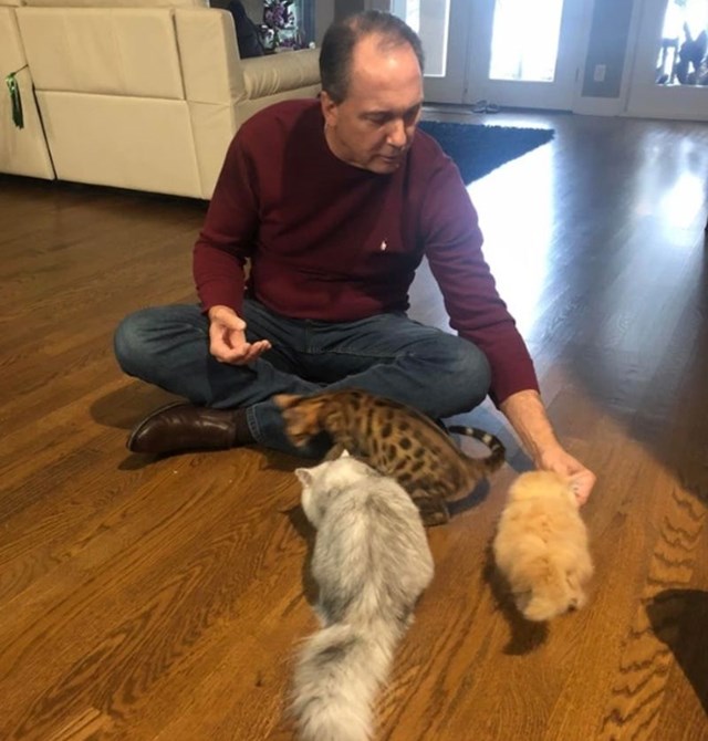 16. "Moj tata i njegova tri mačića."