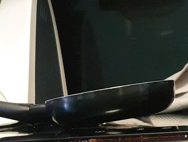 17. "Ručka od tave je teža od same tave pa sve pada na jednu stranu"