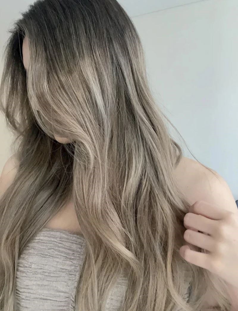 "Platila sam gotovo 700 dolara za ovaj neujednačen i lop balayage koji smo radili 10 sati. Malo je reći da sam ljuta i nezadovoljna rezultatom"