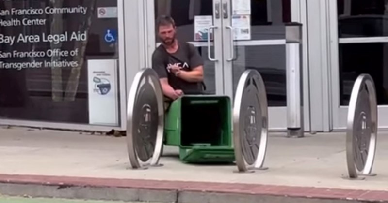 Netko je snimio ovog tipa kako kantu za smeće koristi na bizaran način, nećete vjerovati što gledate