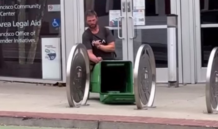 Netko je snimio ovog tipa kako kantu za smeće koristi na bizaran način, nećete vjerovati što gledate