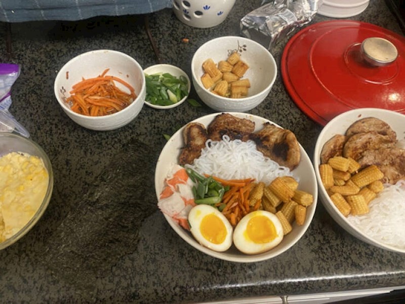 1. "Nadam se da vam je trebalo manje nego meni da pronađete alge za sushi na kuhinjskom pultu"