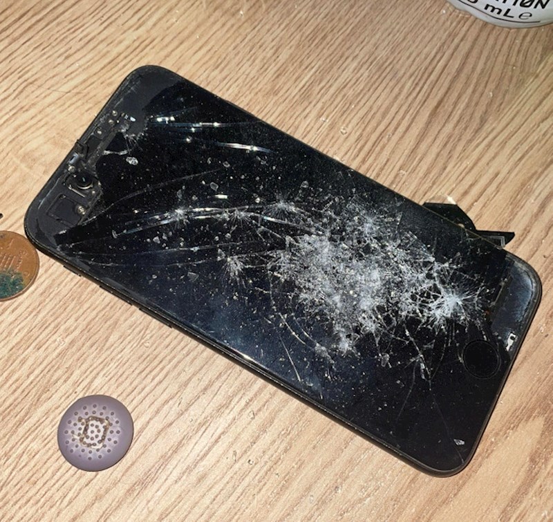 3. "Moj mlađi brat je uništio mobitel..."