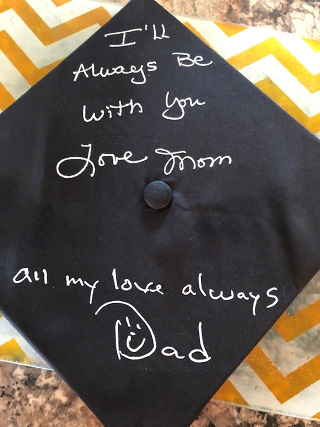 "Iako su mi roditelji preminuli pronašla sam način kako da budu sa mnom na promociji. Uzela sam posljednje poruke koje su mi napisali i stavila ih kao natpis na diplomsku kapu."